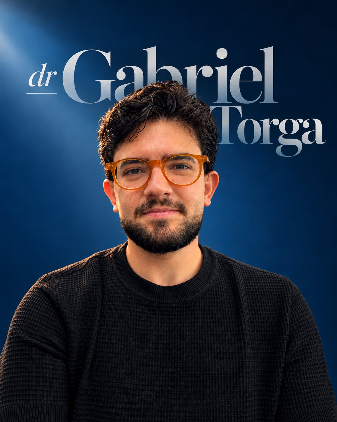 Dr. Gabriel Torga, de óculos e blusa preta, sobre fundo azul com o nome dele em letras grandes