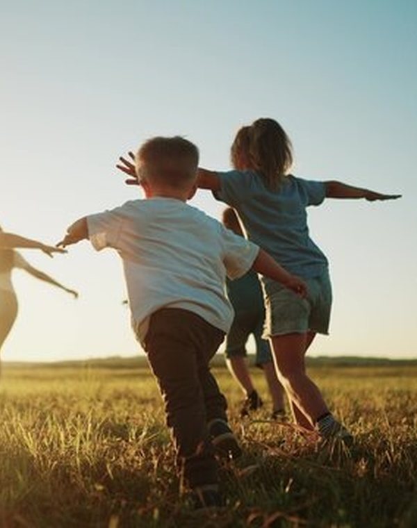 Crianças brincando ao ar livre no fim de tarde